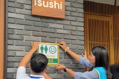 A restaurant offers a free toilet to visitors to Hanoi during the National Day celebrations. (Photo: hanoimoi.vn)