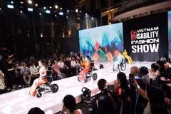 A view of the Vietnam Disability Fashion Show 2025 (VDFS) held at the Vietnam National Fine Arts Museum on August 4 last year. (Photo: VNA)