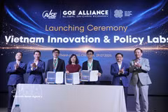 Representatives of participating organisations sign an agreement and officially launch the Vietnam Innovation & Policy Labs, an independent policy research and advisory organisation, at the Vietnam Global Innovation Connect (VGIC) 2026 in Ho Chi Minh City on July 29. (Photo: VNA)