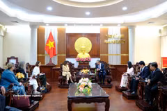 The meeting between leaders of Can Tho city and an Australian delegation led by Minister for International Development, Minister for Small Business and Minister for Multicultural Affairs MP Anne Aly on July 29. (Photo: VNA)