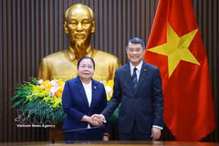Prime Minister Le Minh Hung (R) and Sisay Leudetmounsone, Politburo member, Secretary of the Central Committee of the Lao People's Revolutionary Party (LPRP) and head of its Organisation Commission, in Hanoi on July 29, 2026. (Photo: VNA)