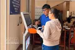 A youth union member in Chon Thanh ward, Dong Nai city, assist a local resident with administrative procedures. (Photo: VNA)