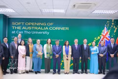 Participants the launch of the Australia Corner at Can Tho University on July 29 (Photo: VNA)