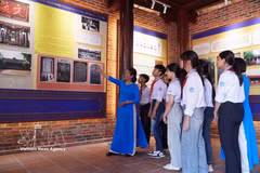 Students and teachers explore the legacy of scholar Le Quy Don (Photo: VNA)