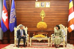 President of the Cambodian National Assembly Samdech Khuon Sudary (R) receives Vietnamese Ambassador to Cambodia Nguyen Minh Vu (Photo: VNA)