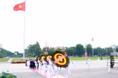 Incumbent and former Party and State leaders pay tribute to President Ho Chi Minh at his mausoleum in Hanoi on May 19, 2026. (Photo: VNA)