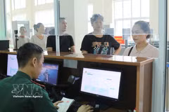 A border guard at the Tan Thanh check point, Lang Son province, enters passenger data for entry and exit. (Photo: VNA)
