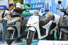 Visitors to an exhibition and test-drive programme for electric vehicles organised in Cau Giay ward, Hanoi, on May 16 by the municipal People's Commitee and relevant agencies. (Photo: VNA)