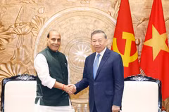 General Secretary of the Communist Party of Vietnam (CPV) and State President To Lam (right) receives Indian Minister of Defence Rajnath Singh in Hanoi on May 19. (VNA)