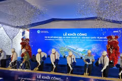 Delegates mark the groundbreaking of the Terminal T2 expansion project at Da Nang International Airport on May 19, 2026. (Photo: VNA)