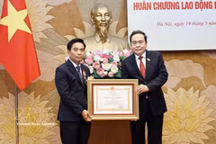 NA Chairman Tran Thanh Man (R) presents the first-class Labour Order to NA Vice Chairman Nguyen Doan Anh on May 19. (Photo: VNA)