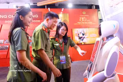 Officers and personnel of the People's Public Security Force visit an exhibition showcasing the achievements of the People's Security Force. (Photo: VNA)