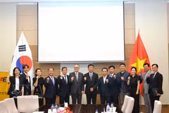 Delegates at the signing ceremony (Photo: VNA)