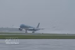 A Vietnam Airlines aircraft lands in rainy weather at an airport in Vietnam. (Photo: VNA)
