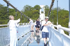 Russian tourists experience the glass bridge at the TTC World – Valley of Love tourist site in Da Lat, Lam Dong province. (Photo: VNA)