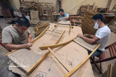 Workers produce outdoor wooden furniture for export to Europe at the factory of Hong Ngoc Co., Ltd. in Phu Tai Industrial Park, Quy Nhon Bac ward, Gia Lai province. (Photo: VNA)