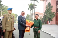 Deputy Defence Minister Sen. Lt. Gen. Hoang Xuan Chien welcomes Polish counter part Pawel Bejda. (Photo: VNA)