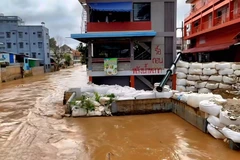 Sandbags are put up in flood-prone areas in Mae Sai district of Chiang Rai province on Friday. (Photo: Chiang Rai public relations office)