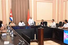 An overview of the handover ceremony of information and technical equipment presented by Vietnam’s legislature to support the installation of a virtual meeting room in Havana. (Photo: VNA)