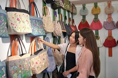 Visitors view handicrafts on display at the fair (Photo: VNA)