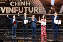Chairman of the National Assembly Tran Thanh Man presents VinFuture awards 2025 to scientists. (Photo: VNA)