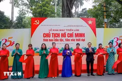 At the opening ceremony of the exhibition. (Photo: VNA)