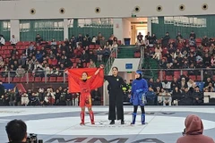 Lo Thi Phung (left) is the champion of the women's 49kg category of the Asian Mixed Martial Arts Championships 2026. (Photo: courtesy of VMMAF)