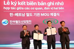 Representatives from Vietnamese and Korean agencies at the MoU signing ceremony. (Photo: VNA)