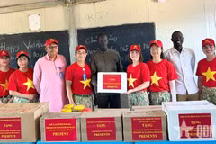 Representatives of Vietnam's Engineering Unit Rotation 4 present gifts to pupils at the Abyei secondary school. (Photo: qdnd.vn)