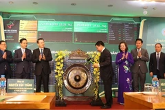 Minister of Finance Nguyen Van Thang strikes the gong to open the first stock trading session of 2025. (Photo: VNA)