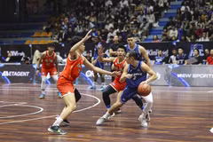 Hanoi (red) and Ba Dinh players compete in the HBC2 final. This year's competition will be held from March 9 to 20. (Photo: Courtesy of New Sports)