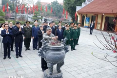 Party General Secretary To Lam and his delegation offer incense at the memorial house of former Party General Secretary Nguyen Van Linh in Nguyen Van Linh commune, Hung Yen province. (Photo: VNA)