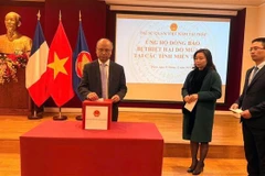 Delegates at the fundraising ceremony on December 1 in Paris. (Photo: VNA)