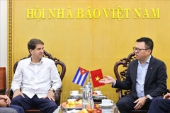 Chairman of the Vietnam Journalists’ Association (VJA) Le Quoc Minh (right) meets with Jorge Legañoa Alonso, President of Cuba’s Prensa Latina news agency, on December 2. (Photo: VNA)