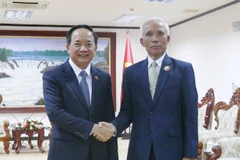 Secretary of the Communist Party of Vietnam (CPV) Central Committee and head of the committee's Commission for Information, Education, and Mass Mobilisation Trinh Van Quyet meets with Khamphan Pheuiyavong, Secretary of the Lao People's Revolutionary Party (LPRP) Central Committee and Chairman of the LPRP Central Committee’s Commission for Propaganda and Training in Vientiane on December 1, 2025. (Photo: VNA)