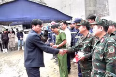 Chairman of the People's Committee of Dak Glei district Le Viet Nam presents on-the-spot reward to the rescue team (Photo: VNA)
