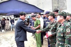 Chairman of the People's Committee of Dak Glei district Le Viet Nam presents on-the-spot reward to the rescue team (Photo: VNA)