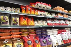 Vietnamese rice products are sold at a supermarket in the UK. (Photo: VNA)