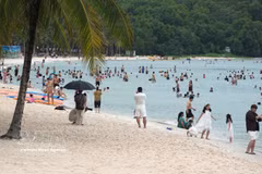Tourists enjoy Khem beach in Phu Quoc special zone, An Giang province. (Photo: VNA)
