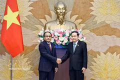 Chairman of the National Assembly Tran Thanh Man (right) receives Attorney General of Malaysia Tan Sri Mohd Dusuki Mokhtar in Hanoi on July 7. (Photo: VNA)