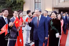 Party General Secretary and State President To Lam and his spouse meet with staff of the Vietnamese Embassy and representatives of the Vietnamese community in China on April 14. (Photo: VNA)