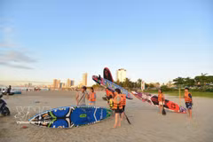 Tourists prepare to surf off the coast of Da Nang. (Photo: VNA)