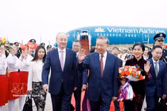 Vietnamese Party General Secretary and State President To Lam (centre) and his spouse are welcomed at Beijing Capital International Airport on April 14. (Photo: VNA)