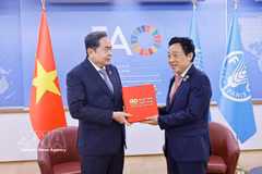 National Assembly Chairman Tran Thanh Man (left) presents the book “80 Years of the Vietnamese National Assembly” to Qu Dongyu, Director-General of the Food and Agriculture Organisation of the United Nations (FAO) at their meeting in Rome on April 14. (Photo: VNA)