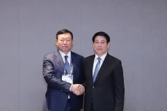 State President Luong Cuong (R) and Chairman of Lotte Group Shin Dong-bin (Photo: VNA)