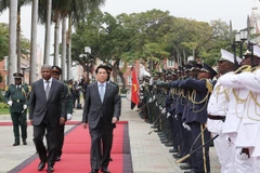 Angolan President João Manuel Gonçalves Lourenço (L) and Vietnamese State President Luong Cuong at the farewell ceremony (Photo: VNA)