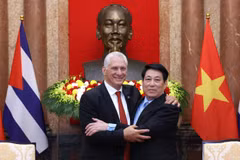 State President Luong Cuong (R) and First Secretary of the Communist Party of Cuba Central Committee and President of Cuba Miguel Díaz-Canel Bermúdez at their meeting in Hanoi on September 1, 2025 (Photo: VNA)