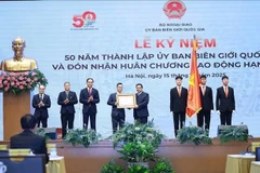 Prime Minister Pham Minh Chinh presents the first-class Labour Order to the National Boundary Commission at the ceremony on December 15. (Photo: VNA)