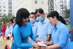 Tet gifts presented to trade union members and workers facing difficult circumstances. (Photo: VNA)