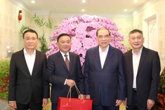 Permanent Member of the Party Central Committee’s Secretariat Tran Cam Tu (second, left) extends Tet greetings to former Party General Secretary Nong Duc Manh’s family. (Photo: VNA)